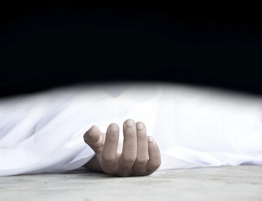Ingen vil påtage sig ansvaret for 65-årig, som lå død i sin lejlighed i ti dage