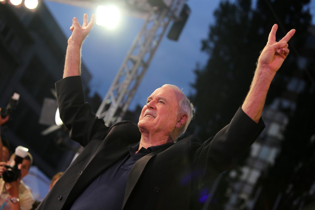 Oplev John Cleese i Horsens før han stiller træskoene