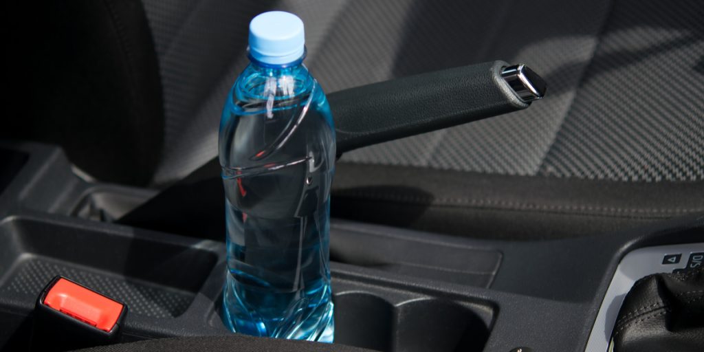 Nu advares der: Lad aldrig en vandflaske stå i bilen