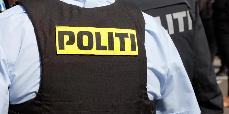 Kvinde mente veninder larmede i bussen: Væltede 16-årig pige omkuld og slog løs på hende