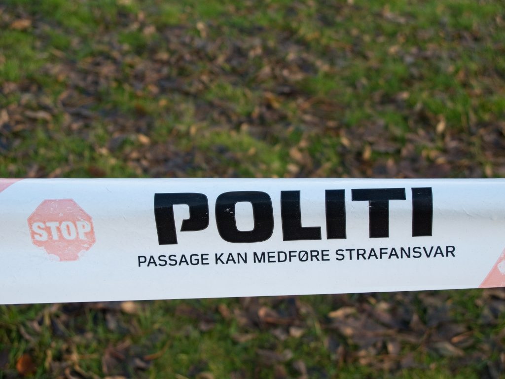 Askepot med elefanthue: Indbrudstyv knuste bagers rude med flise – endte med at glemme sin sko