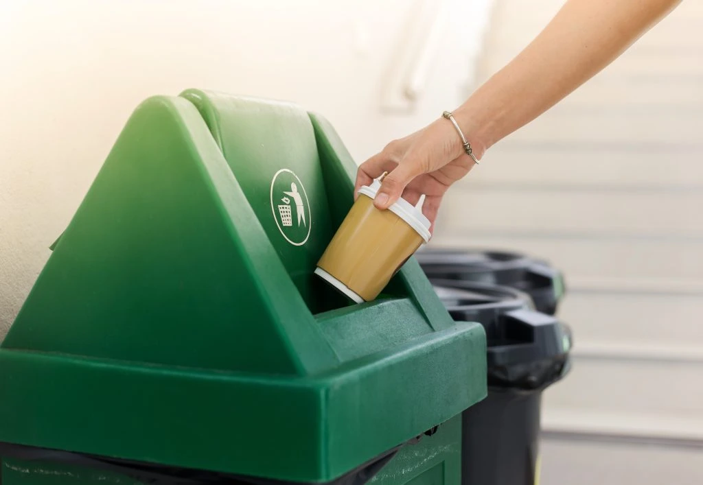 Nu må man igen klunse på Koldings genbrugspladser: Tag byggematerialer, fliser og andet gratis med hjem
