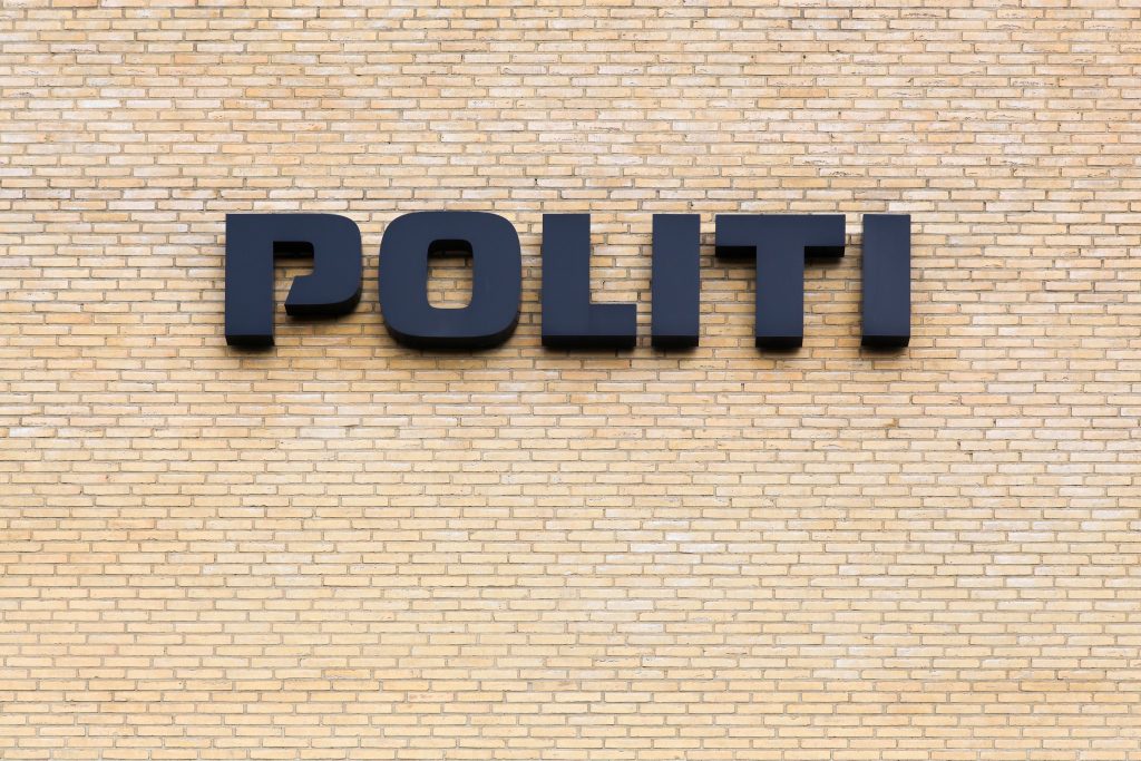 Groft røveri i skolegård: Gerningsmænd bevæbnet med knive truede sig til telefoner