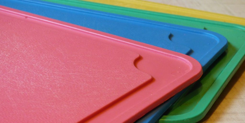 Har du også et plastikskærebræt i dit køkken? Her er en rigtig god grund til at smide det ud