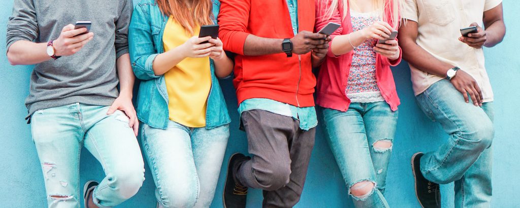 Når mobilerne bliver i tasken, bliver eleverne mere sociale