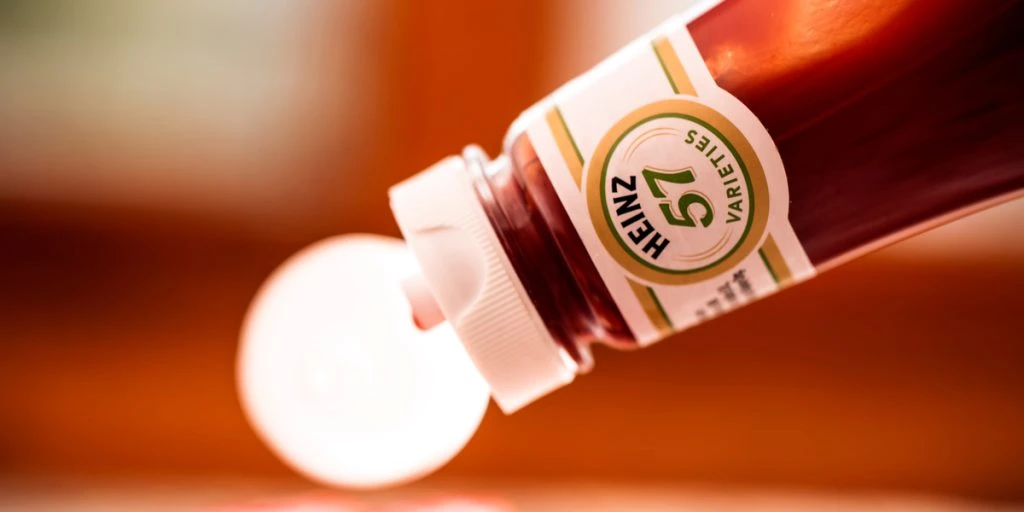 Kvinde deler vandene: Sådan skal du bruge ketchup-låget