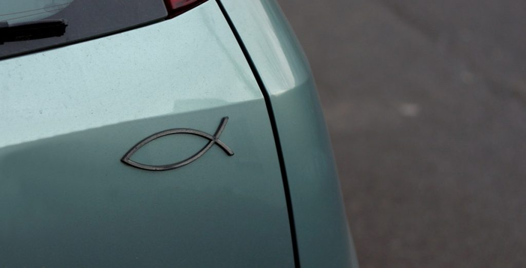 Har du set et fiskesymbol på en bil? Her er, hvad det betyder