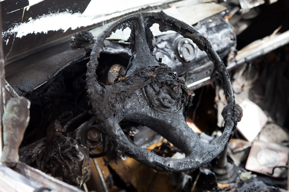 Kvindes bil brød i brand men hendes termokop overlevede flammerne: Nu vil alle have den