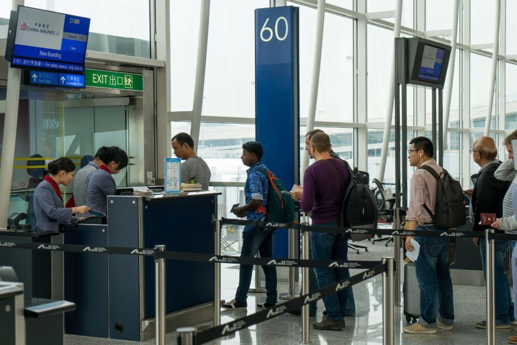 Stewardesse melder ud: Disse er de største påklædningsfejl i lufthavnen