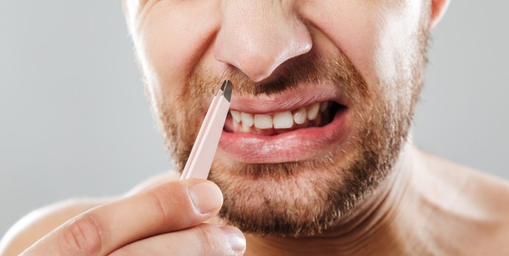 Laver du denne almindelig fejl, når du fjerner næsehår? Du bør øjeblikkeligt stoppe