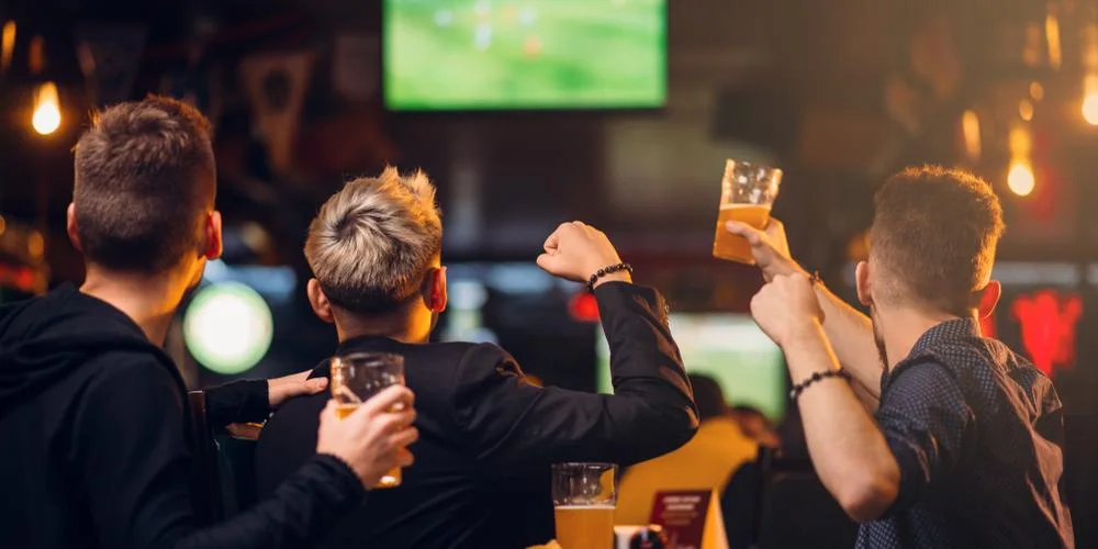 Nu er drømmejobbet her: Få løn for tage på bar, drikke øl og se fodbold