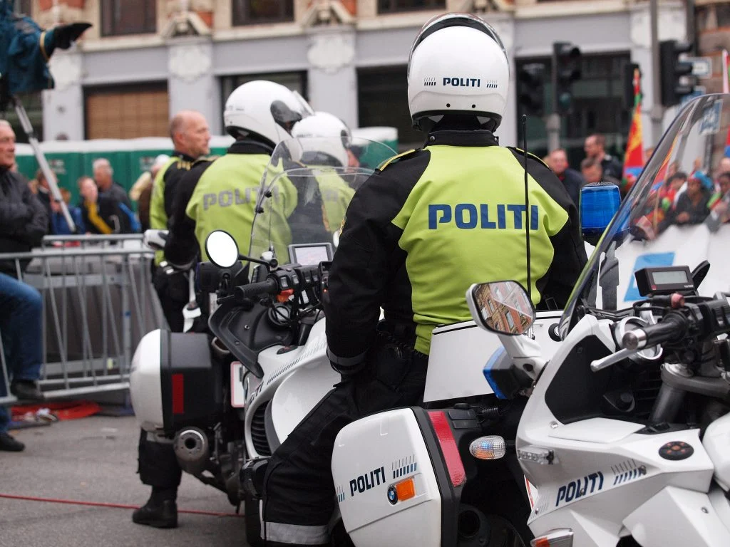 Seksuelt krænket kvinde søgte tilflugt i bil men blev hurtigt bedt om at stige ud igen