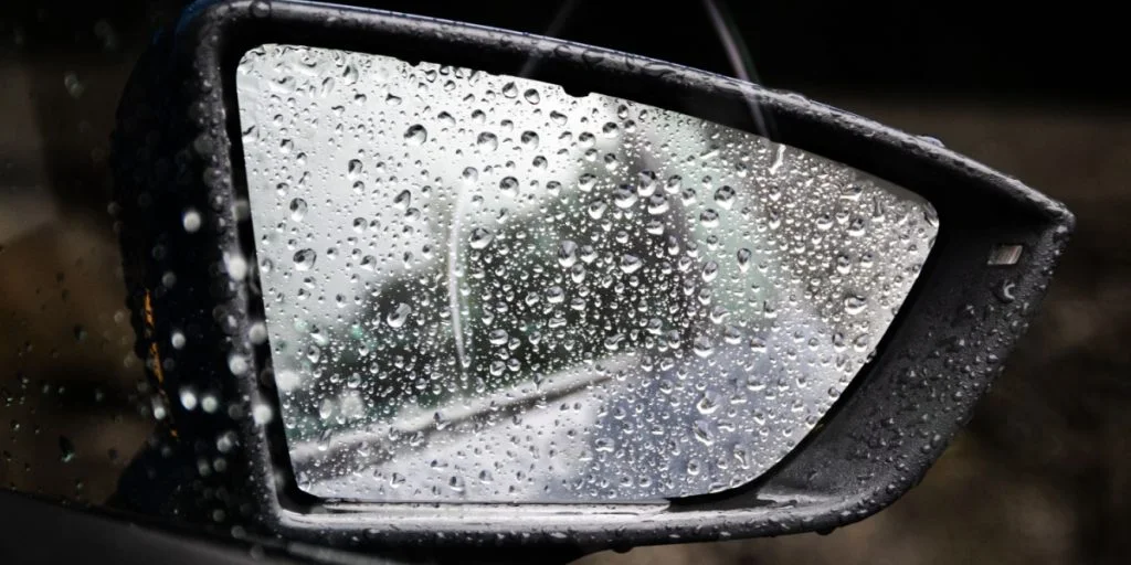 Mange kæmper med udsynet i bilen, når det regner: Her er knappen, der driver vandet væk