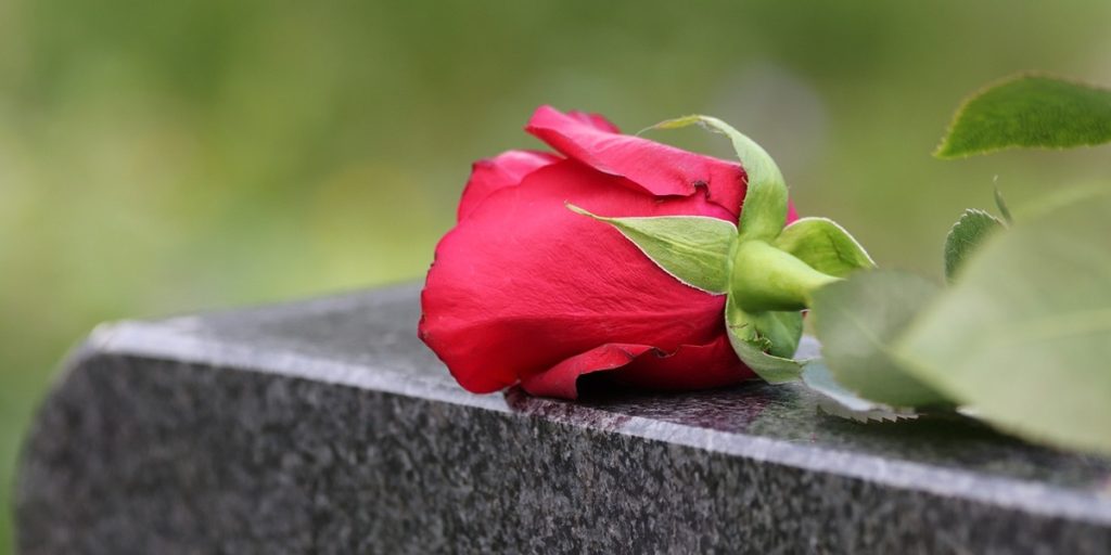 Farvel på fire hjul: Familie holder overdådig begravelse for deres… bil