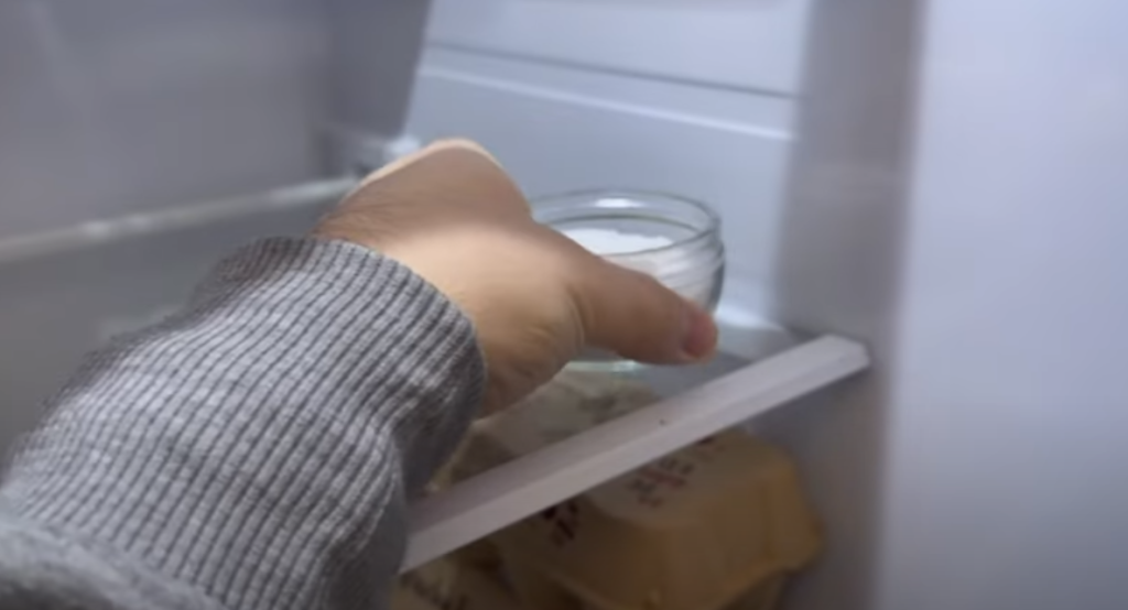 Han sætter en skål fyldt med dette i køleskabet hver tredje uge: Bare vent til magien så sker