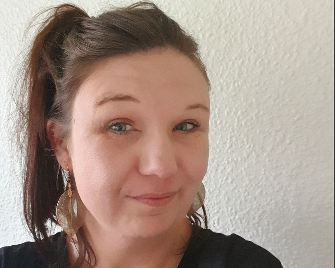 Forældre tvang Stine til at spise sin hund – sådan har hun det i dag