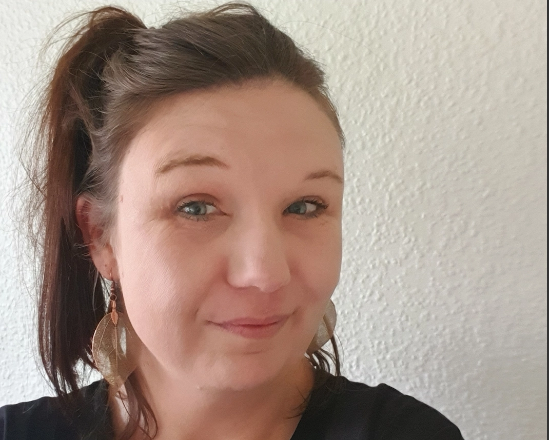 Forældre tvang Stine til at spise sin hund – sådan har hun det i dag