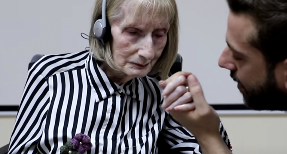 Forbløffer alle: Da Martha får høretelefonerne på forandrer alt sig