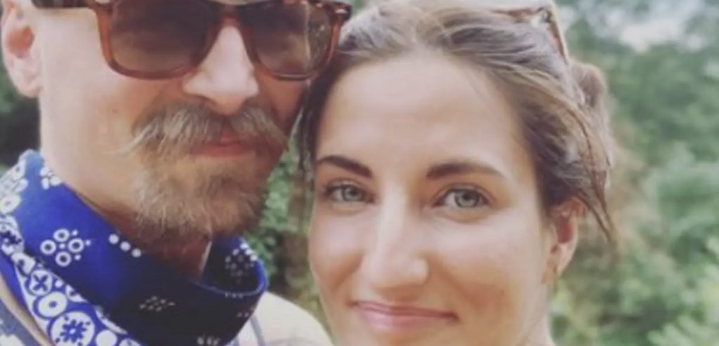 Lagde blomster ved sin forlovedes grav: Så blev han anholdt