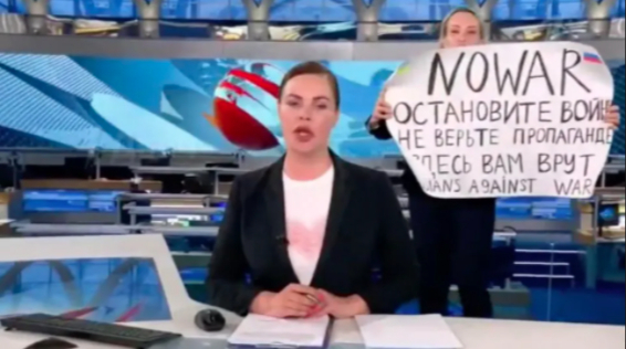 Russisk journalist gjorde oprør på tv: Nu er hun ‘væk’