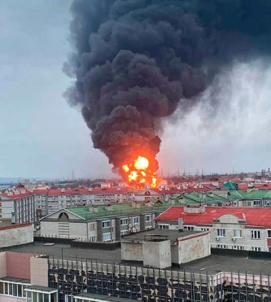 Dramatiske billeder: Olietank står i brand