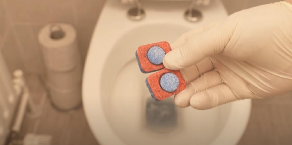 Usædvanligt og effektivt: Trick med opvasketabs renser toilettet bedre end noget andet