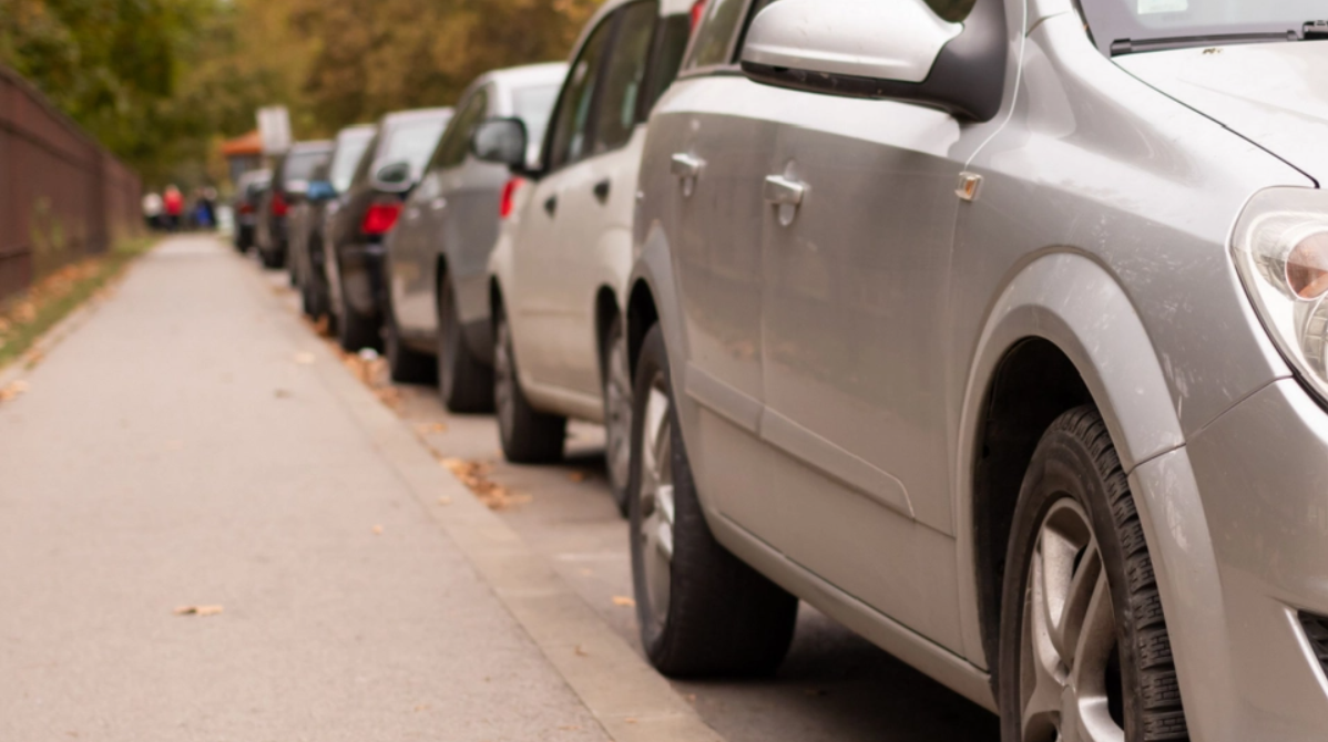Hvor langt må man holde fra kantstenen, når man parkerer? Dette svar vil nok overraske dig