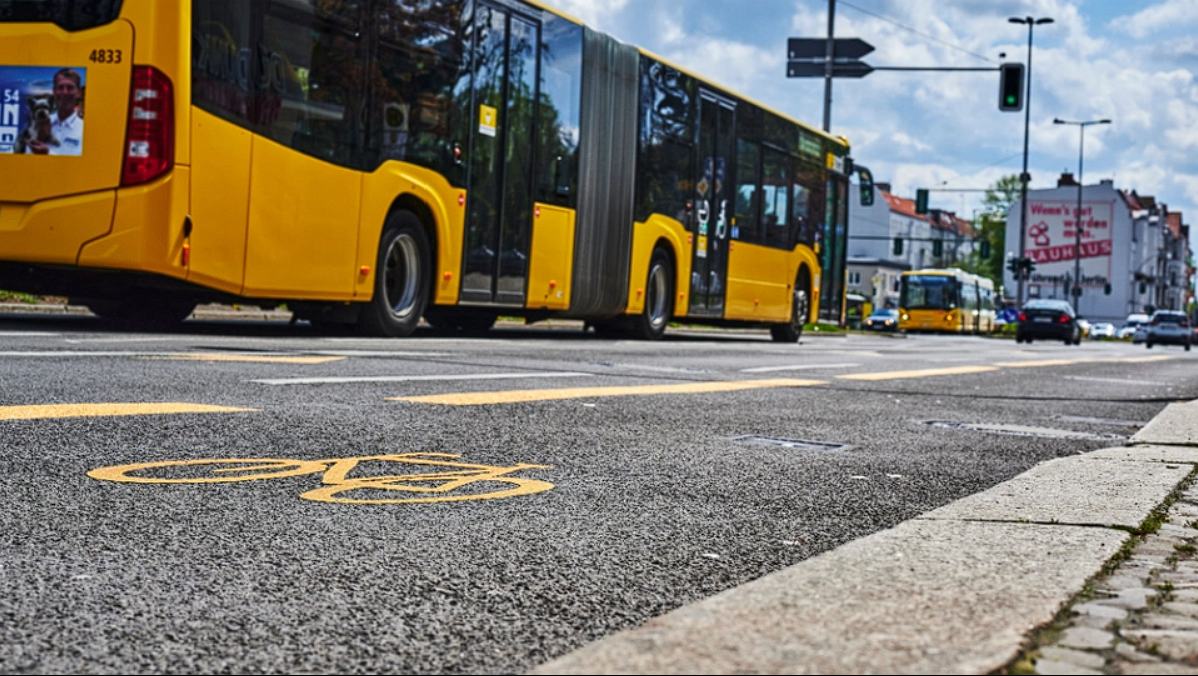 Er det cyklister eller buspassagerer der har fortrinsret ved stoppestedet? – Sådan kan du se det