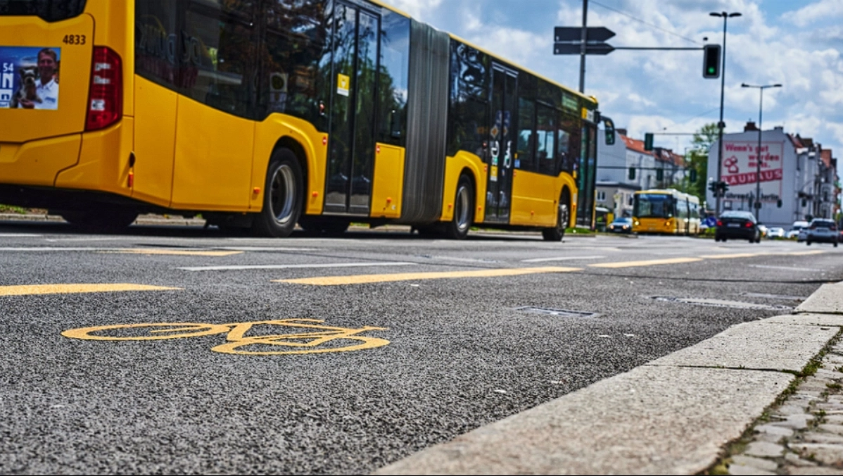 Er det cyklister eller buspassagerer der har fortrinsret ved stoppestedet? – Sådan kan du se det