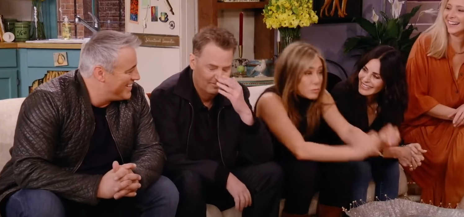 Genopstået video fra ‘Friends’: The Reunion kaster lys over Matthew Perrys tætte bånd til medskuespillere