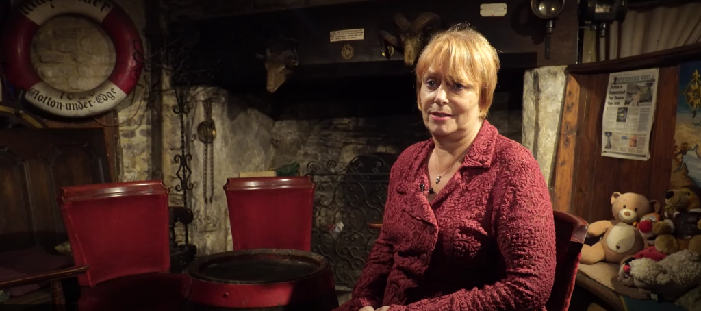 Caroline arver hjemsøgt kro fra sin far: Så måtte hun flytte