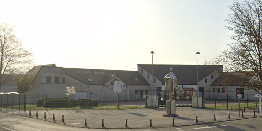 Folkeskolelærer viste elever et kunstmaleri: Nu frygter hun for sit liv