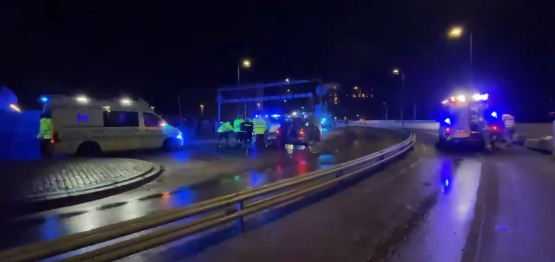 Ægtepar kørte i vandet: Bilen slog selv alarm