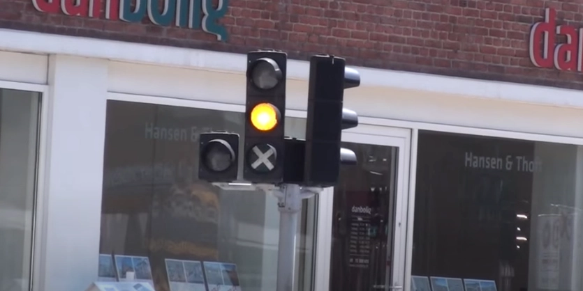 Kender du bremsefunktionen? Tryk bremsen ved rødt lys og se så magien ske
