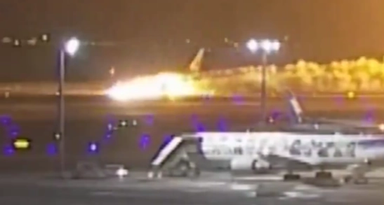 Brændende fly lander i lufthavn: Se den chokerende video her