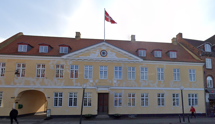 93-årig kvinde blev målt med stopur op af trapperne af kommunen: Nu bliver hun straffet for sin indsats