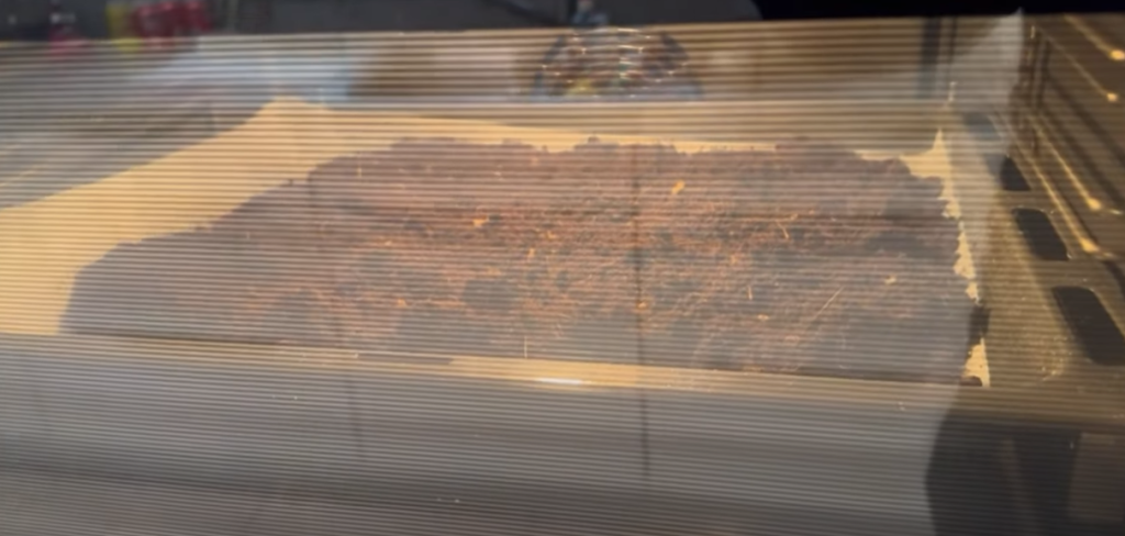 Han varmer jord i ovnen: Efter at høre årsagen vil du gøre det samme