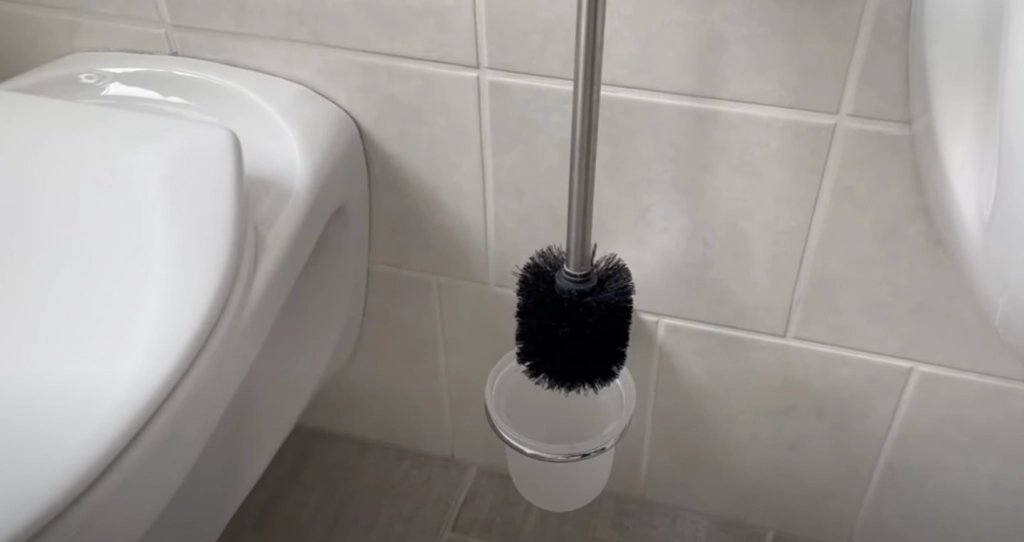 Næsten ingen kender toiletbørstens hemmelighed: Bare vent til du ser magien ske