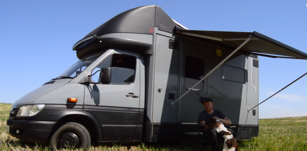 Han køber en gammel ambulance: Transformationen har efterladt folk i chok