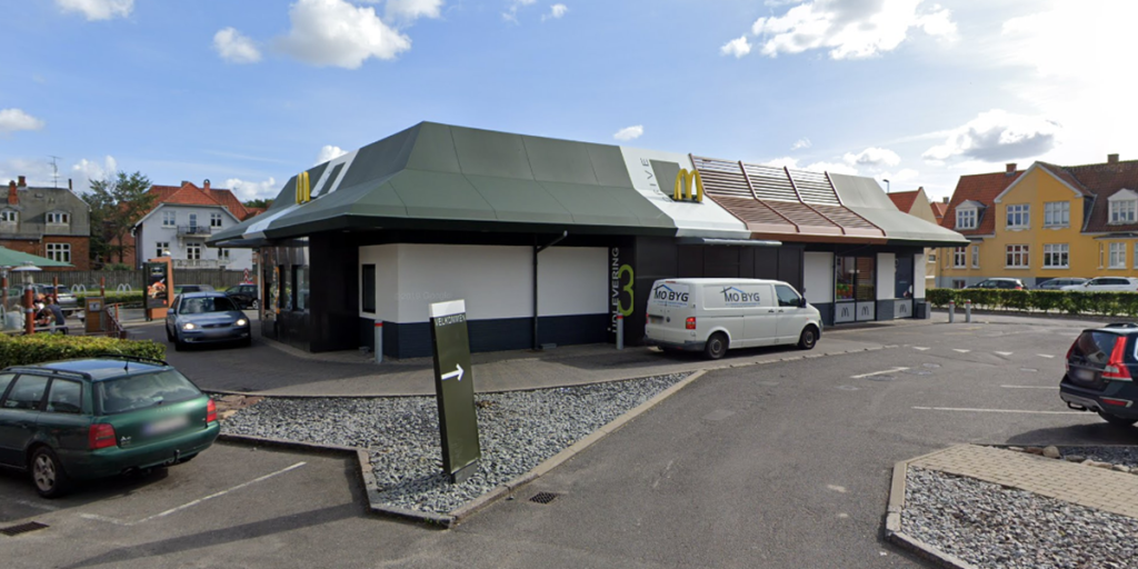 Skud affyret ved dansk McDonald’s: Politiet i biljagt efter narkopåvirket flugtbilist