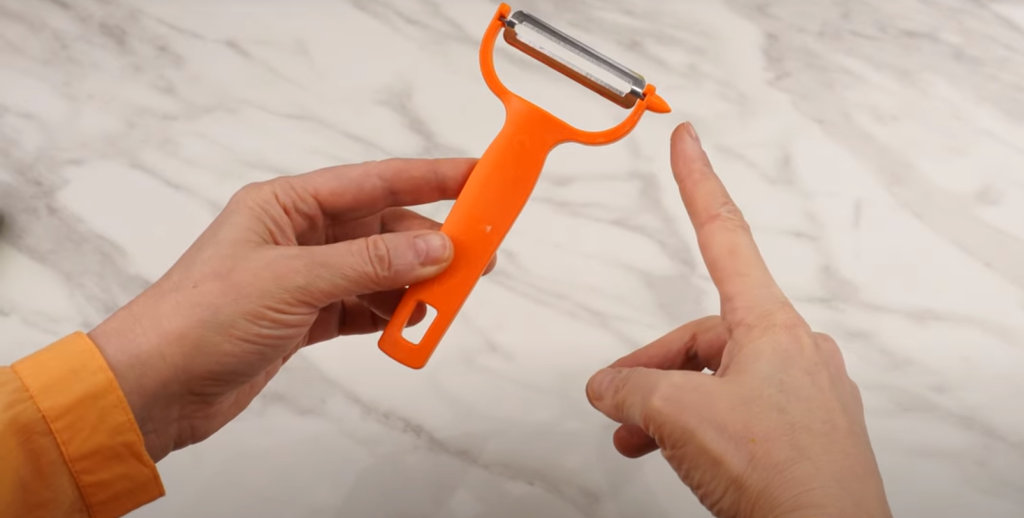 Det er kartoffelskrællerens skjulte funktion: Du gætter aldrig, hvad den kan bruges til