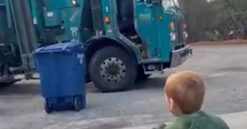 4-årige Jaycob vinker til skraldebilen hver morgen: En dag får han en uventet ‘overraskelse’