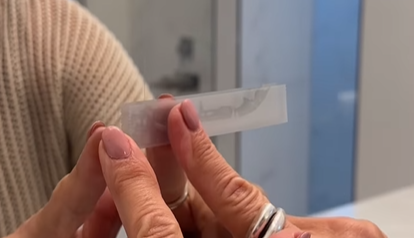 Hun sætter tape på hotellets badeværelsesspejl: “Tjek altid spejlene”