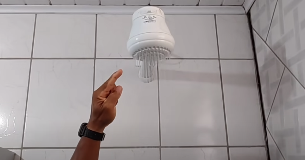 Murer demonstrerer: Sådan vedligeholder du et perfekt vandtryk i bruseren