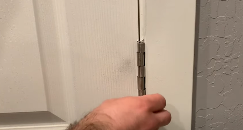 Trick til at redde en knirkende dør ‘virker som magi’: Du finder løsningen i køkkenet