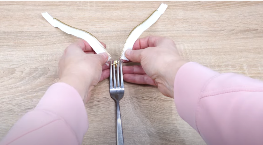 Hun sætter den ødelagte lynlås på en gaffel: Bare vent til du ser magien ske