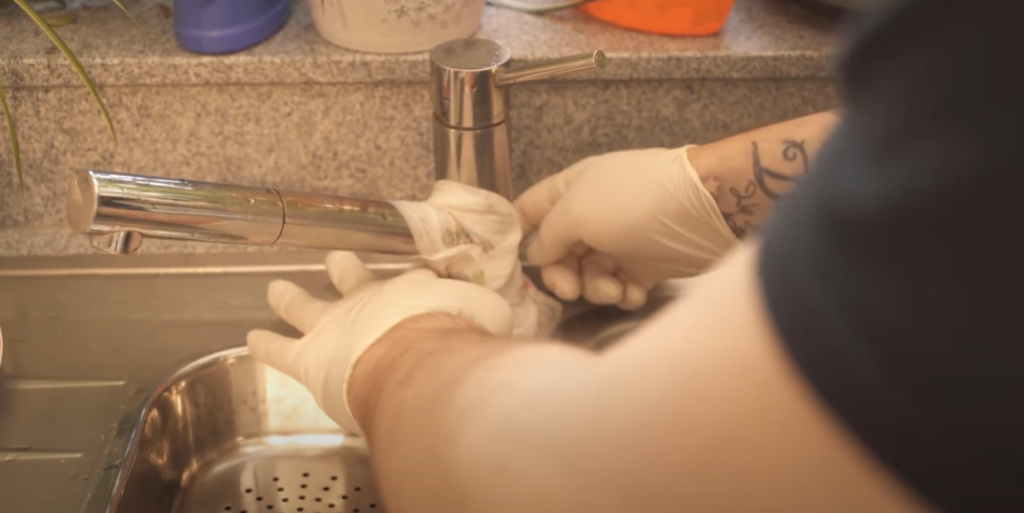 Han vikler en våd serviet om vandhanen: Når du ser, hvad der sker, vil du gøre det samme