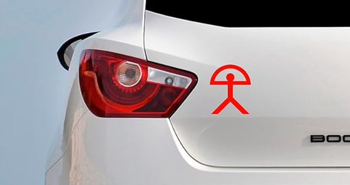 Måske du har set symbolet på bagenden af en bil: Det har en helt særlig betydning