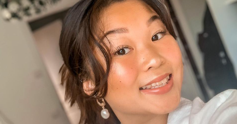 21-årige Jasmin er bilsælger: Så meget tjener hun om måneden