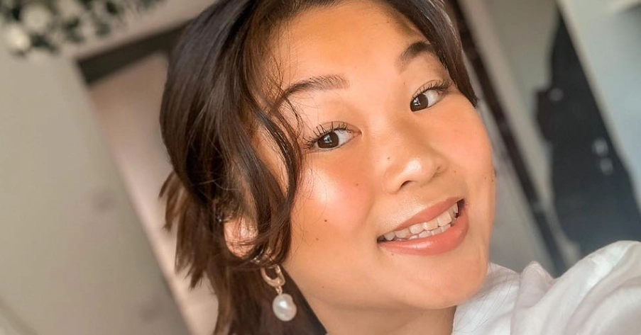 21-årige Jasmin er bilsælger: Så meget tjener hun om måneden